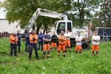 thumbnail: De werkers van Turnhout, Beerse en Oud-Turnhout bij de graafmachine waarmee ze een laag slib in het park van Prayon wegschrapen.