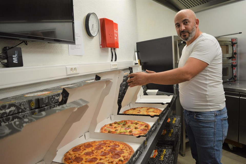 Pizzachef Sergio Demir die er als nieuwe vennoot is bijgekomen. Eén oven, vier lampen: veel is er niet nodig om verse pizza’s te bakken. Er werd extreem in kosten gesnoeid om niet overkop te gaan. 