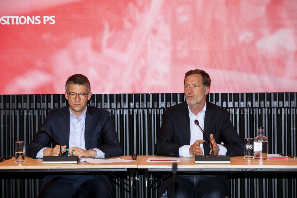 Vicepremier Pierre-Yves Dermagne (links) en zijn partijvoorzitter Paul Magnette zetten de lijnen uit die PS aan de onderhandelingstafel zullen volgen. 