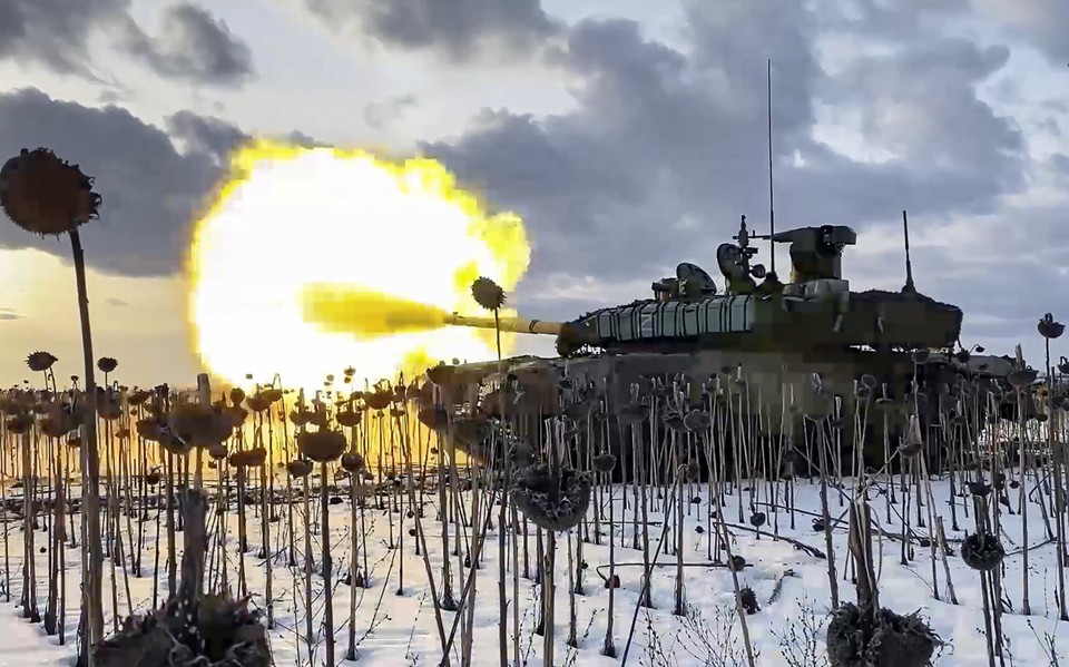 Ondertussen gaat de oorlog onverminderd voort. Een Russische T-90-tank in actie in de regio Donetsk.