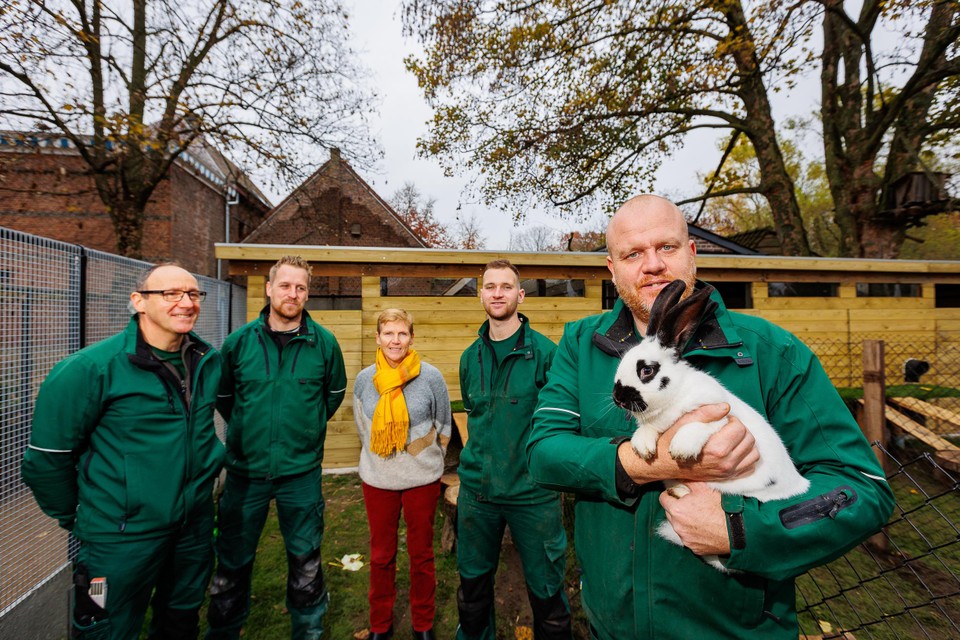 Myriam Dewael (centraal) met werkmannen en/of verzorgers Ivan Van Capellen, Gert Maes, Lennert De Groof en Dennis Poldervaart in het nieuwe verblijf.