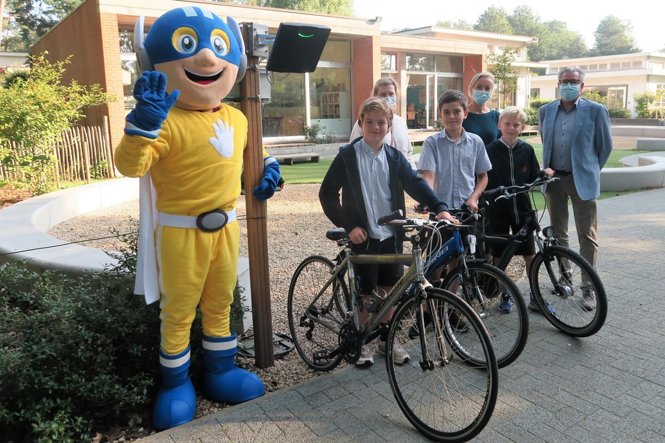 De leerlingen passeren elke ochtend deze scanpaal die het fietsgebruik nauwkeurig registreert. Al staat de mascotte er niet elke dag. Ook schepen van Milieu Walter Brat is onder de indruk van de resultaten.