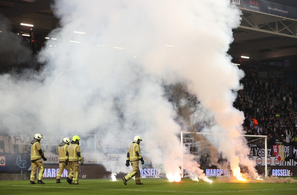 Vuurpijlen uit het supportersvak van Charleroi zorgden ervoor dat op 12 november Charleroi-KV Mechelen werd stilgelegd