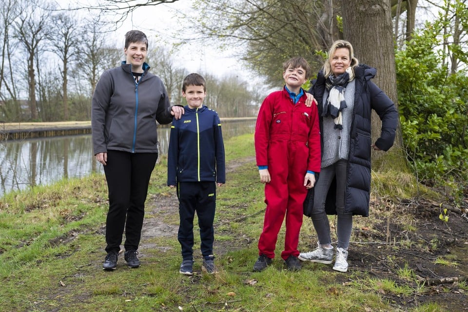 Ann Geerts en haar zoon Jokke (8), en Sarah Franco en Sid (13):“We zitten al ons hele leven met zorgen, dit komt er nog eens bij”, zeggen ze over de problemen in het buitengewoon onderwijs, die al beginnen bij de aanmelding.   