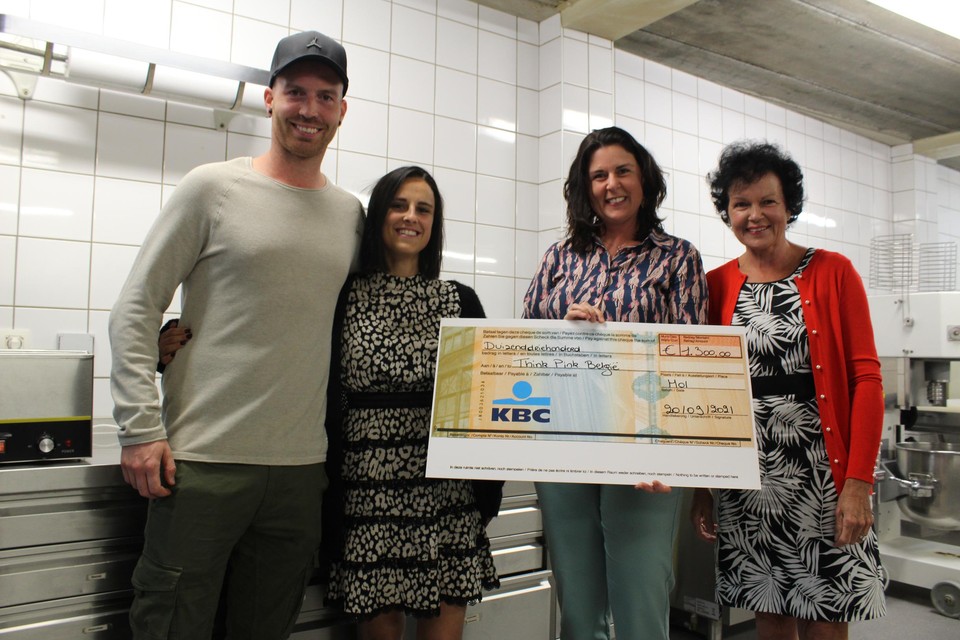Dennis en Uschi van Bakkerij Eyckmans overhandigen de cheque aan Anneke Luyten en haar moeder Lutgart Eyckmans.