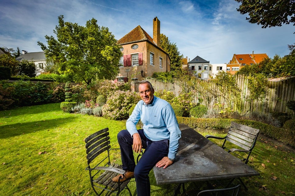 Vastgoedmakelaar Patrick De Rycke in de tuin van de zeventiende-eeuwse stadsboerderij. “Dat zo’n pand te koop komt, is een unieke kans”, zegt hij.  
