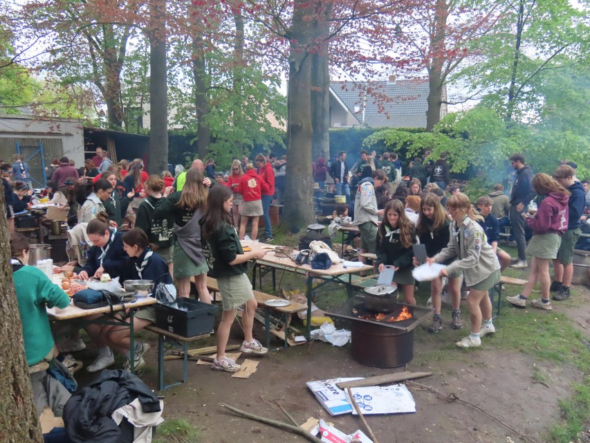 Iedereen druk in de weer tijdens de kookwedstrijd van de Paviljoenfeesten.