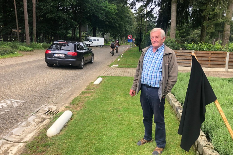 Marcel Van Dooren uit de Kempenstraat in Kasterlee heeft een zwarte vlag neergepoot in zijn voortuin uit protest tegen de snelheid van het verkeer.