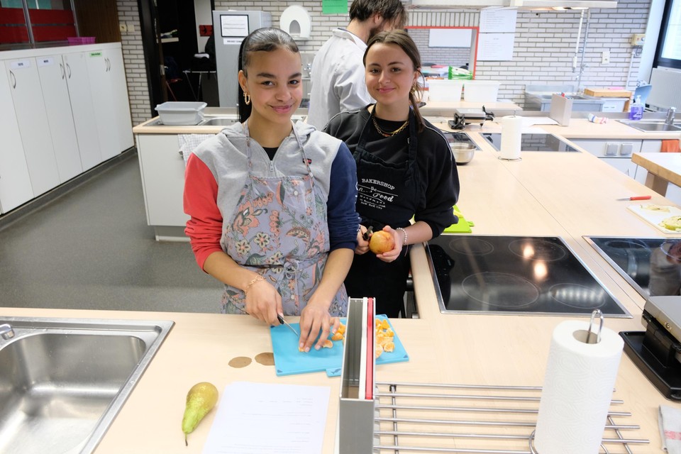 Nanou en Yasmine aan het werk in de leskeuken.