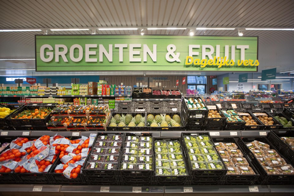 Het aanbod van verse groente en fruit krijgt een prominente plaats in de winkel.