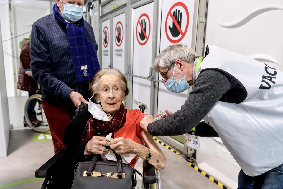 Op Spoor Oost kreeg deze 101-jarige Emmy De Vijlder vorige maand haar eerste prik met AstraZeneca. 
