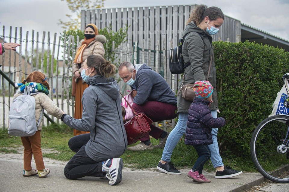 Jonge gezinnen aan de schoolpoort in Turnhout. “Er is wel een bevolkingsaangroei, maar niet met mensen die welvaart creëren in onze stad”, zegt Reccino Van Lommel (Vlaams Belang)