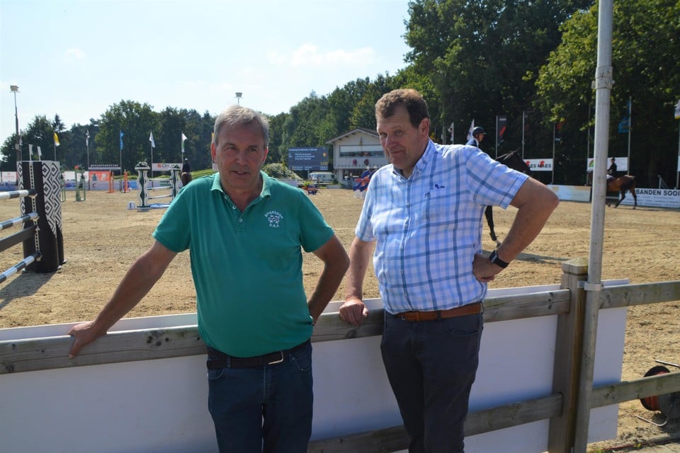 Gust Lenaerts en Kris Keersmaekers naast de springpiste, allebei zijn ze al jarenlang mee trekpaarden van Jumping Zandhoven.
