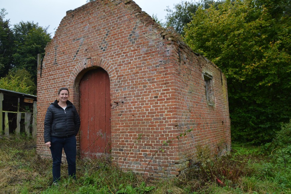 Sarah Van Den Poel bij haar vervallen bakhuisje uit 1766 dat bij de Drogenhofhoeve in Ranst hoort.