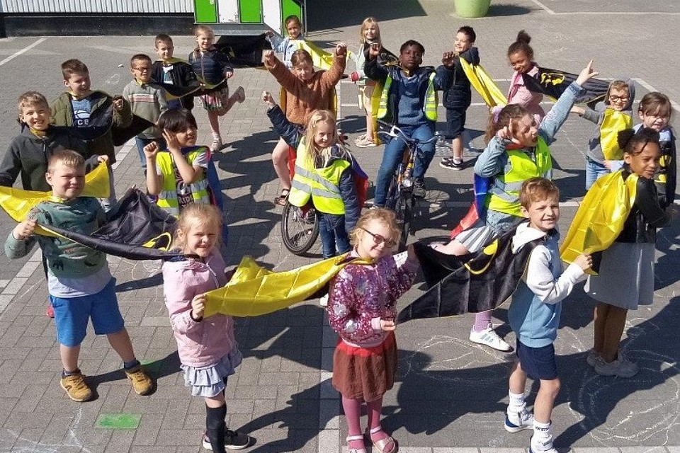 De kinderen van het tweede leerjaar van de gemeentelijke basisschool Hulshout tonen dat ze helden zijn door met de fiets naar school te komen.