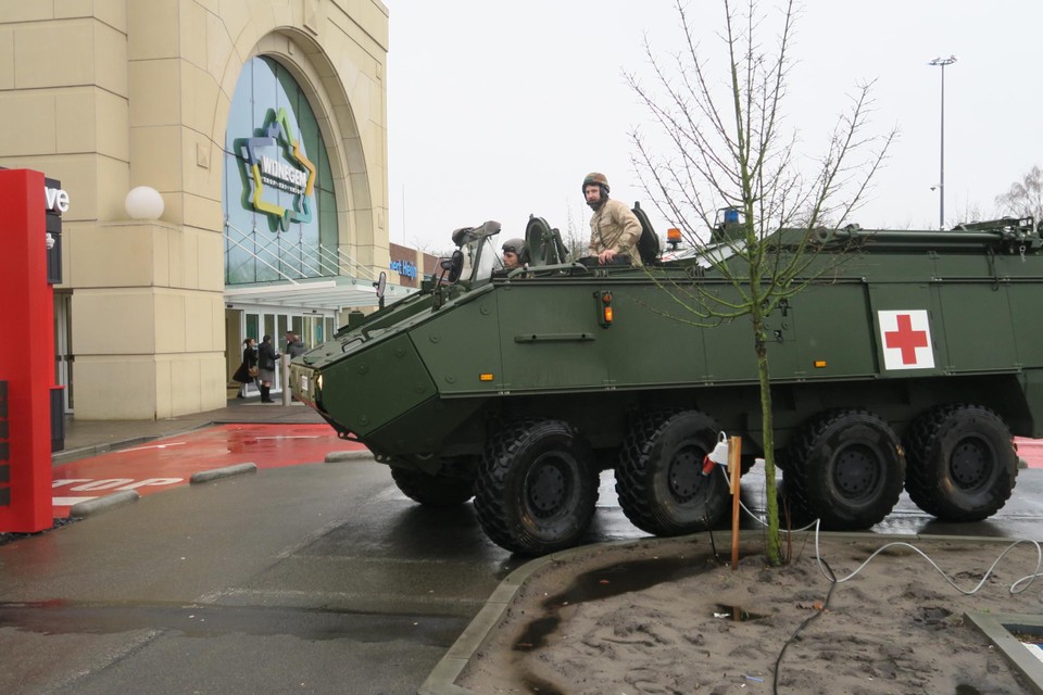 Twee jaar geleden  rolden er zelfs tanks over de parking van het Wijnegem shoppingcenter. Werken voor het leger kan boeiend zijn. Dat was de boodschap. 