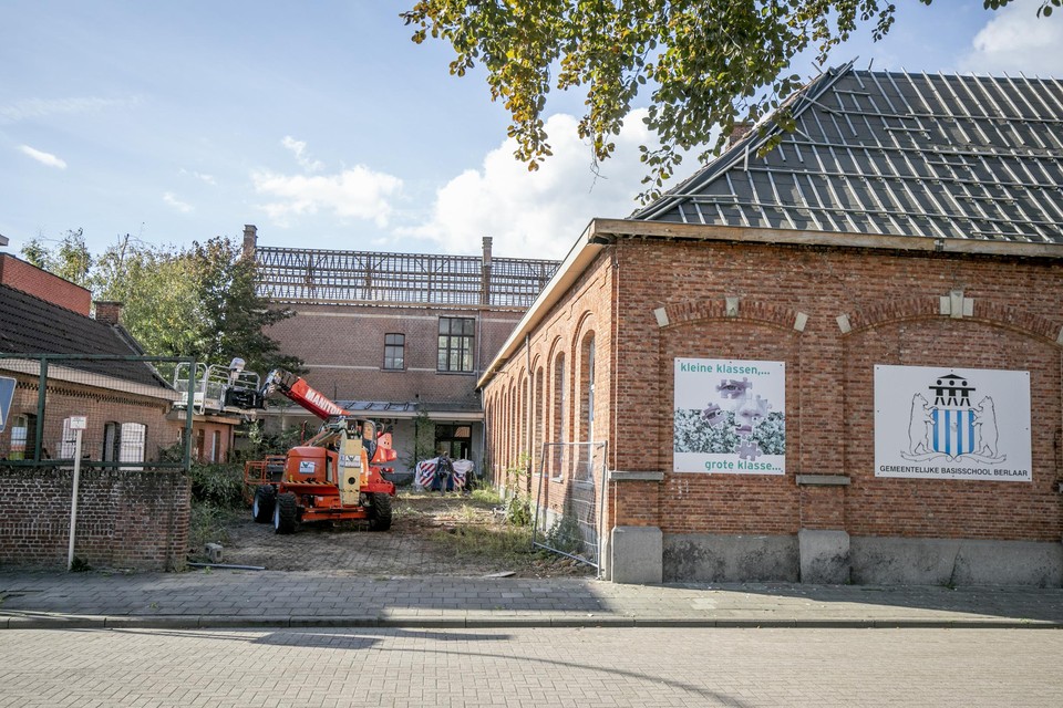 Met een arrest legde de Raad voor Vergunningsbetwistingen in oktober 2020 de sloop van de oude gemeenteschool stil.
