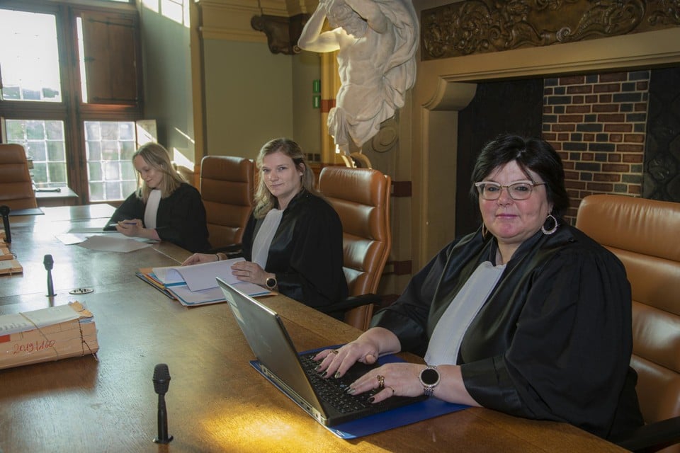 Ruth, Sanne en Cindy hebben een grote verantwoordelijkheid als griffiers tijdens de processen in Turnhout, maar nochtans weet bijna niemand wat hun job inhoudt.  