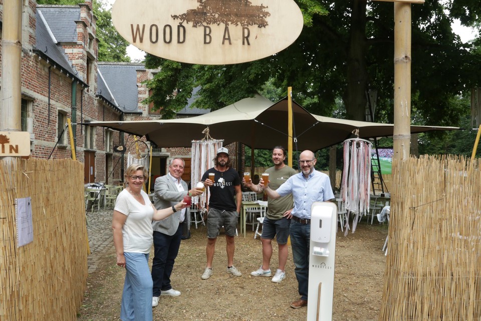 Jelle Teugels en Hans Forceville klinken samen met het districtsbestuur op het succes van Wood Bar.