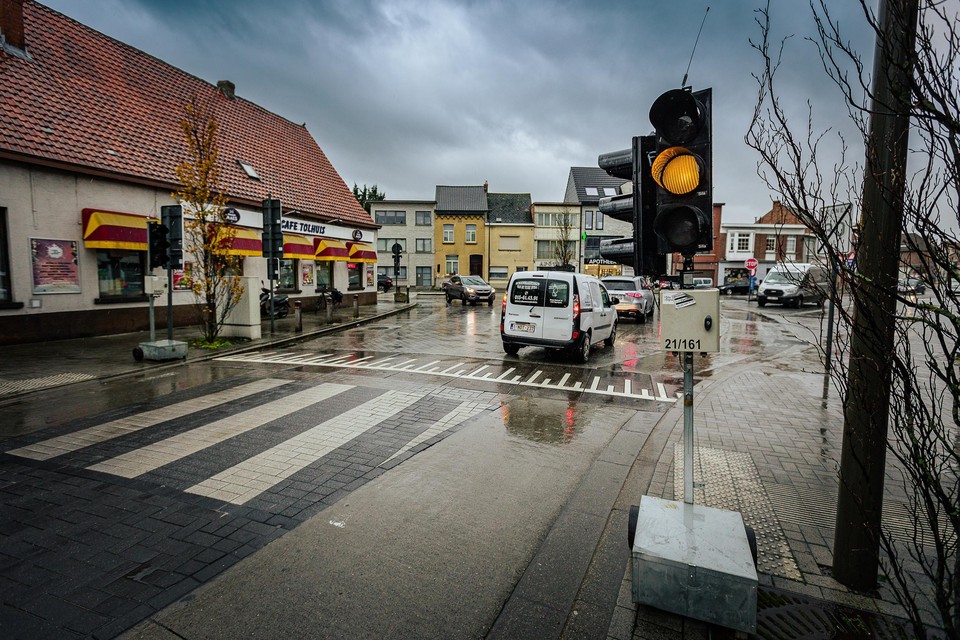 Op het kruispunt van IJzerenveld met de Putsesteenweg op de grens van Mechelen met Sint-Katelijne-Waver staan tijdelijke verkeerslichten. 