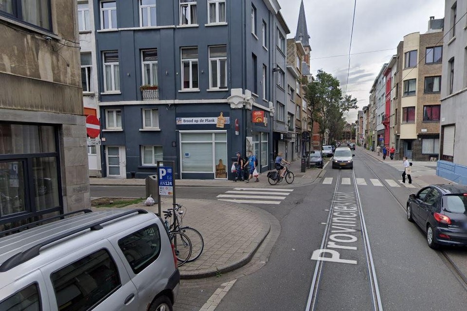 Een dronken bestuurder heeft zaterdagnacht op het kruispunt van de Lange Kievitstraat en de Provinciestraat een aanrijding veroorzaakt.