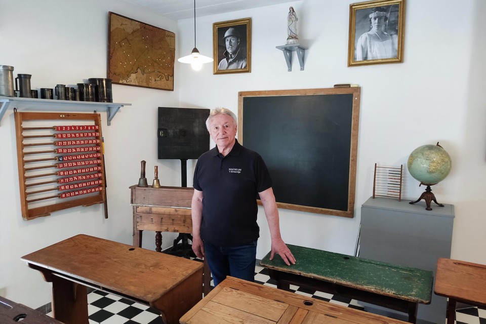 Heemkringvoorzitter Rudy Montigny toont het oude lagereschoolklasje in het nieuwe museum.