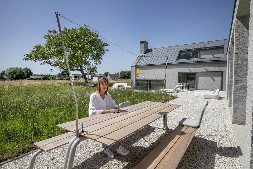 Brigitte Van Meerbeeck opent een exporuimte in haar gerenoveerde hoeve in Duffel.