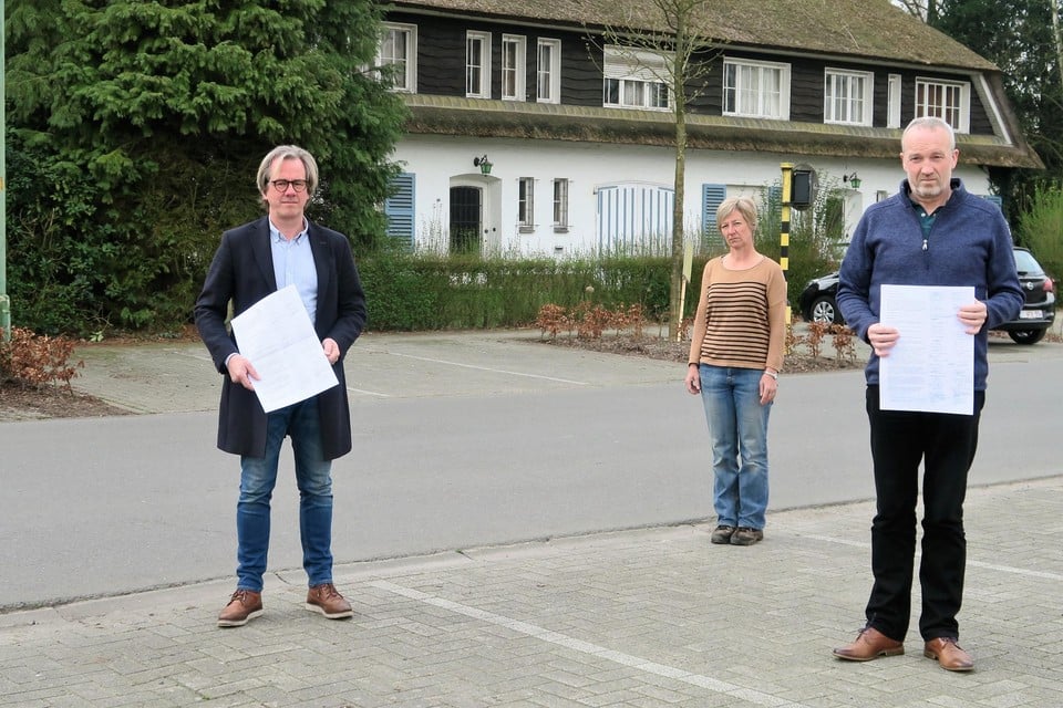 Bert Meeus, Ingrid Van Driessen en Luc Thomaere: drie van de vele tegenstanders in Schilde dorp tegen het megalomane Hof Van de Werve-project dat gepland is op de hoek van de Schoolstraat en de Van de Wervelaan. 