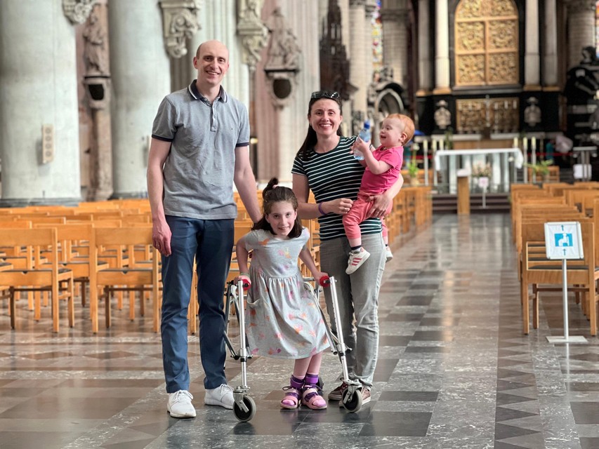 Maryna Noyes met haar man Andriy en dochtertjes Lidia (8) en Emma (1) op bezoek in Mechelen. 