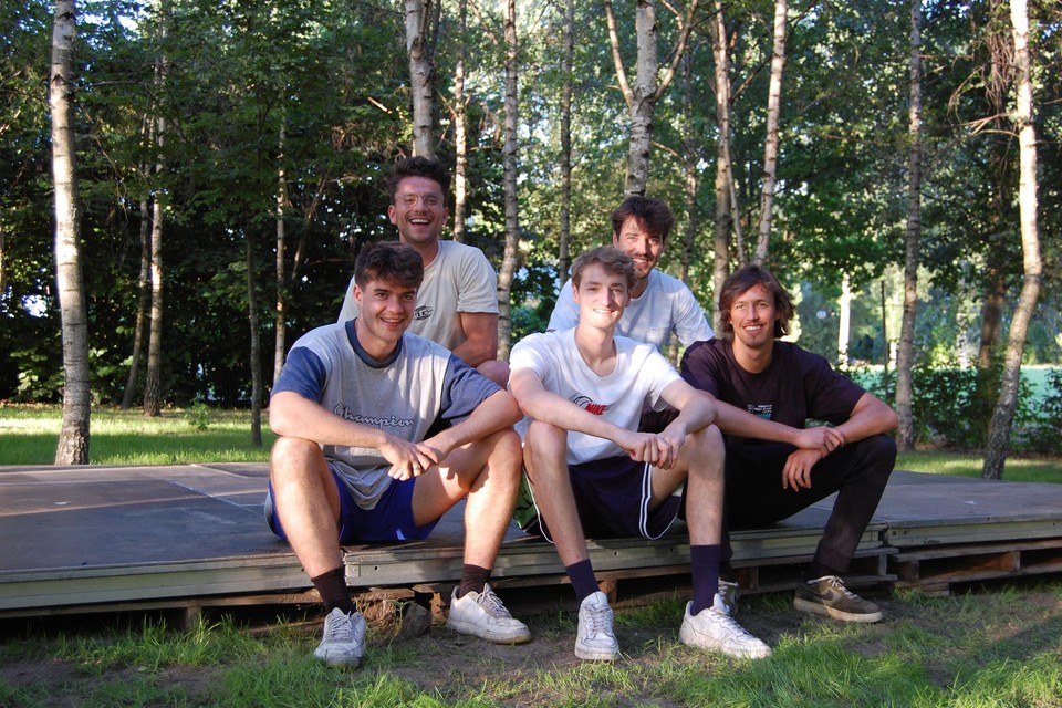 De Kruibeekse vrienden Bart, Kwinten, Rainer, Sam en Rutger moe maar voldaan na het geslaagde feest.