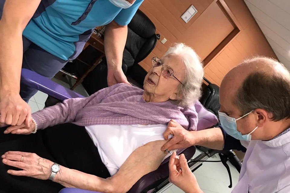 Magda Janssens (108) ontvangt haar vaccin. Ze raakte het voorbije jaar ook nooit besmet.   