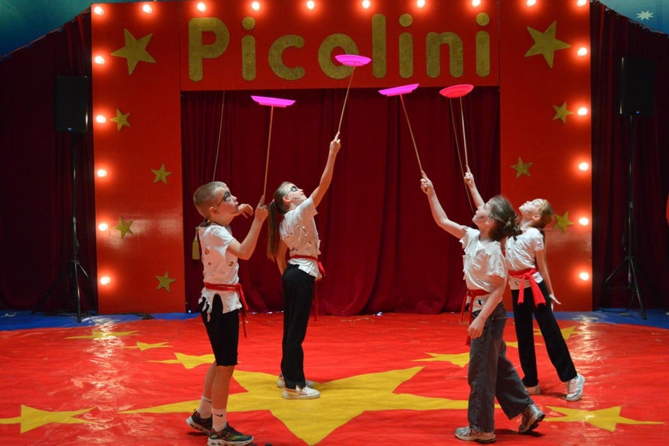 De leerlingen van VBS Mariagaarde toonden zich getalenteerde circusartiesten tijdens het schoolfeest.