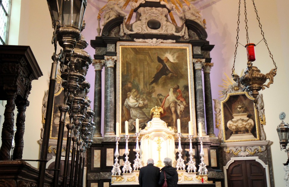 Boven het opgepoetste tabernakel blinkt ook het schilderij van Carlo Eykens weer.