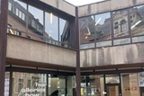 thumbnail: Het blijft koffiedik kijken hoeveel jaren de ‘Honingraat’ op de Oudaan het nog uithoudt. De complexe eigendomsstructuur blokkeert de toekomstplannen.