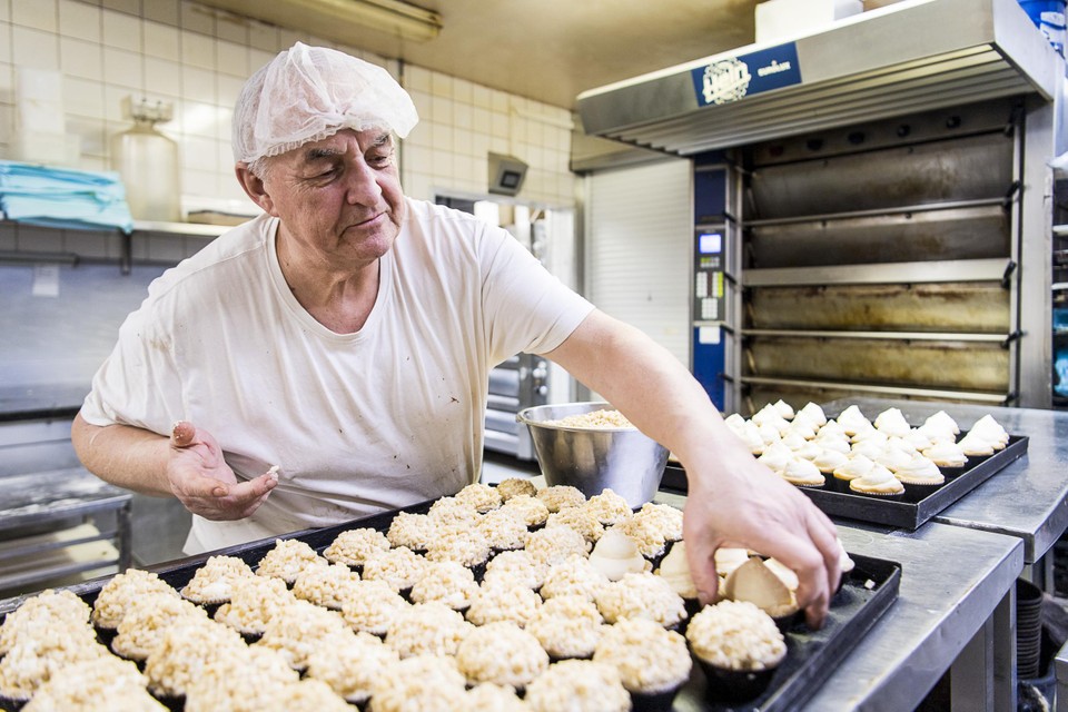 Roland Van Moer (67) werkt aan een kaasgebak, een typische lekkernij van Kleinblatt.