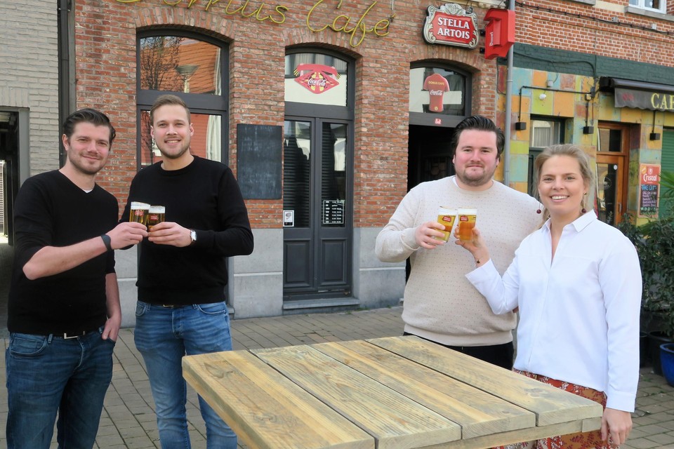 Tomas Gysels en zijn nieuwe vennoot Cédric Stabel van Domus café en Mick Van Sande met Charlotte Steenhuysen van Mick ‘n Chick, dat wat verderop in mei opent.
