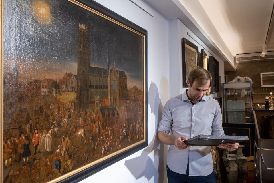 Tim De Doncker van het veilinghuis bij het schilderij De Maneblussers. “Het moet dateren van kort na de gebeurtenis”, zegt hij. 