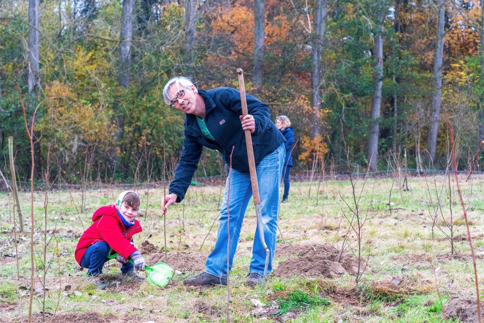 Wim Verlinden en zijn zoontje Rube zijn drukdoende om boompjes aan te planten. “Ze vormen een ideale buffer”, zegt hij. 