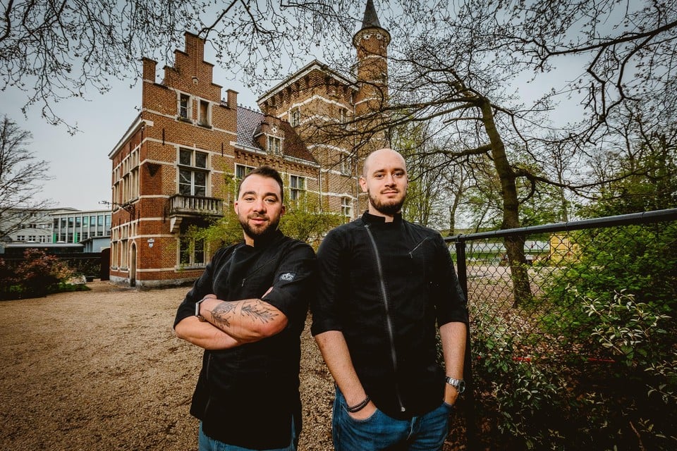 Chef-kok Zino Jacobs en zijn souschef en vennoot Arthur Doppee aan kasteeltje Caputsteen in de Mechelse wijk Nekkerspoel. 