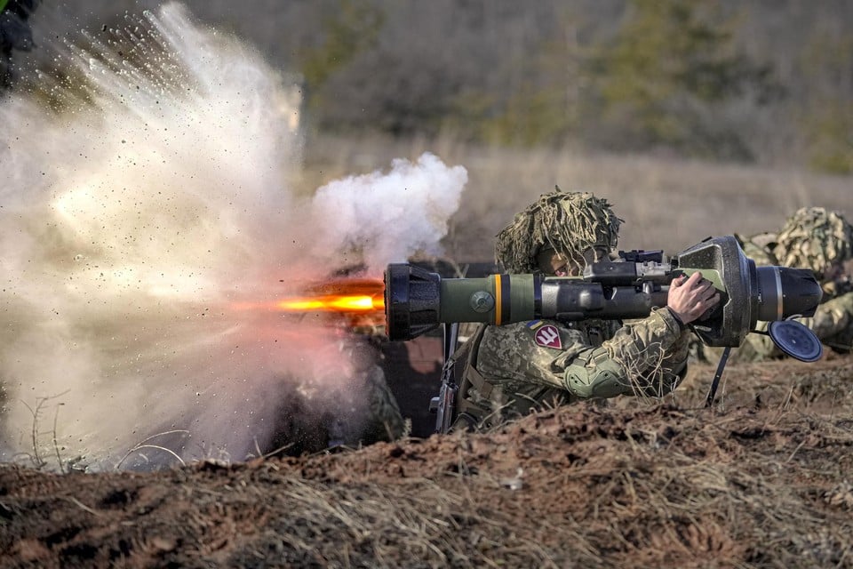 Een Oekraïense militair vuurt een antitankwapen af tijdens een oefening in de regio Donetsk.  