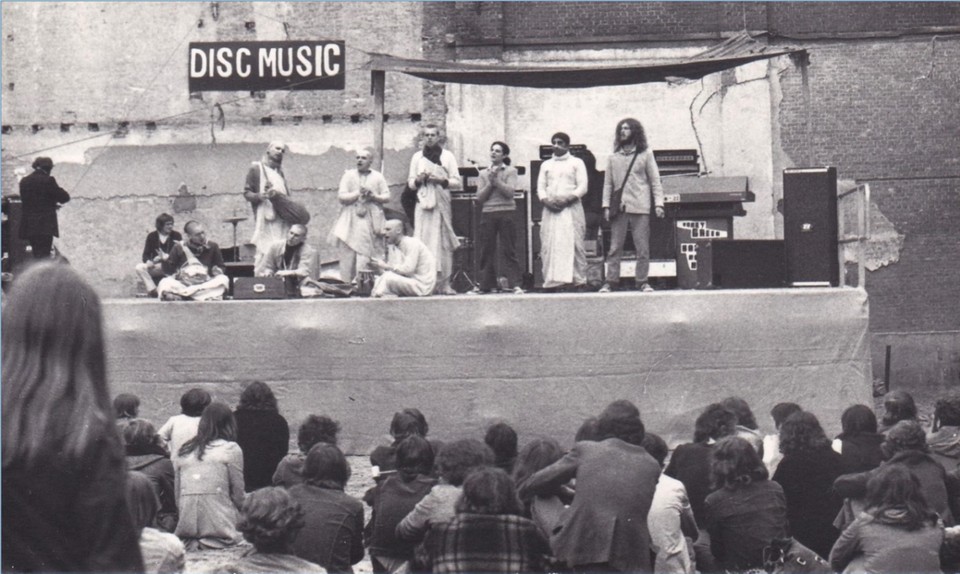 Het optreden van aanhangers van Hare Krishna op Folk &amp; Blues Piknik in Herentals in 1972 inspireerde auteur Karl Wouters uit Tielen voor zijn nieuwe boek 