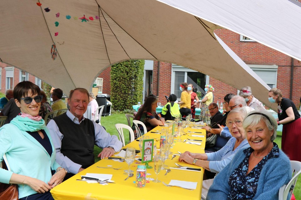 Families schoven mee aan tafel.