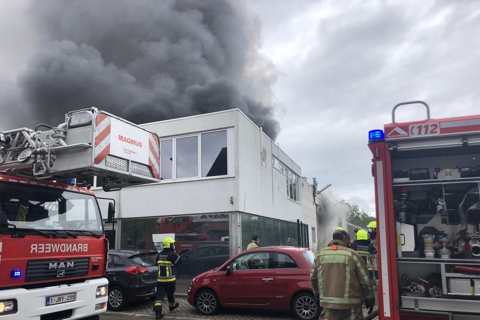 Een zwarte rookpluim steeg op boven de stad.