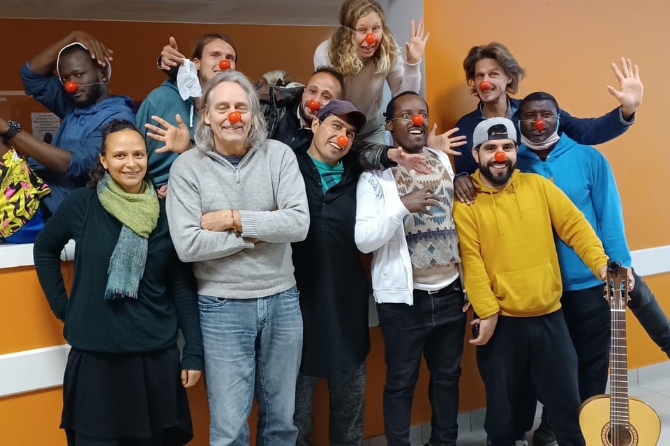 De acteurs komen uit Afghanistan, Guinee, Congo, Palestina en Sierra Leone. “We hebben een gezamenlijk doel. Dat smeedt een band”, zegt de regisseur (tweede van links vooraan).