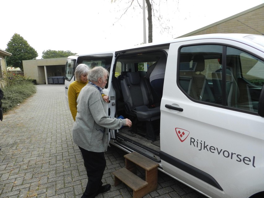 Louis neemt plaats in de winkelbus.