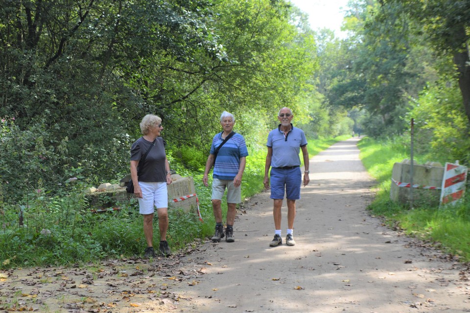 Jeanine, Staf en Marcel uit Nijlen in de Lovenhoek tussen de opengeschoven blokken in de Pulderdijk.