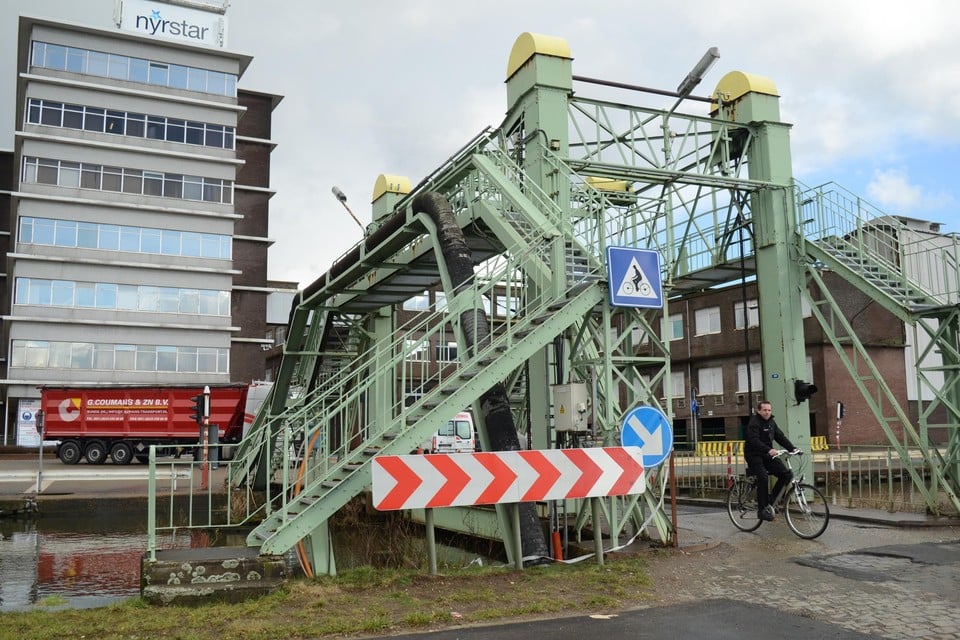 De brug is zaterdagvoormiddag afgesloten wegens herstellingswerken. 
