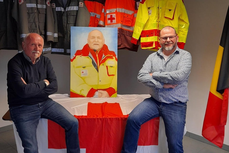 Erevoorzitter Tor Wynants (links) kreeg van afdelingsvoorzitter Carlos Cobbaut van het Rode Kruis in Lille veel lof en een schilderij van zichzelf.