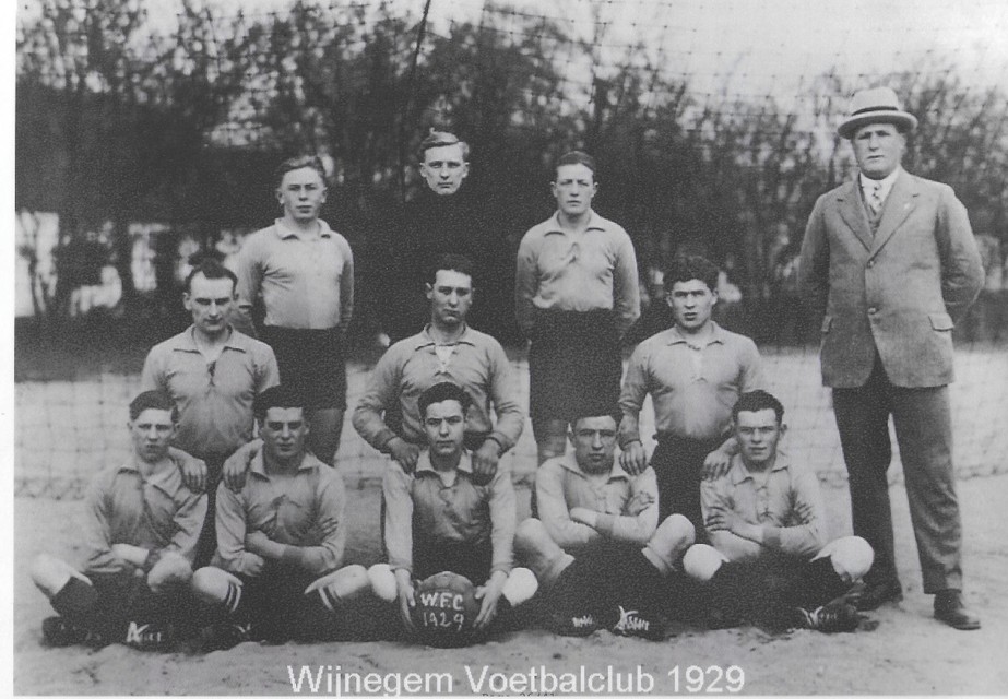 De voetballers die 93 jaar geleden de kleuren van Wijnegem verdedigden. 