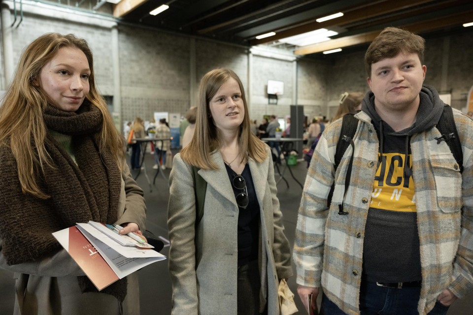 Amber, Julie en Roel studeren binnenkort af en gaan dan verschillende richtingen uit.